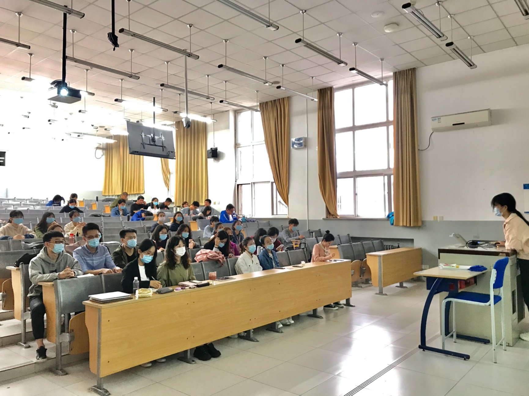 会议室里的人们&#xA;&#xA;描述已自动生成