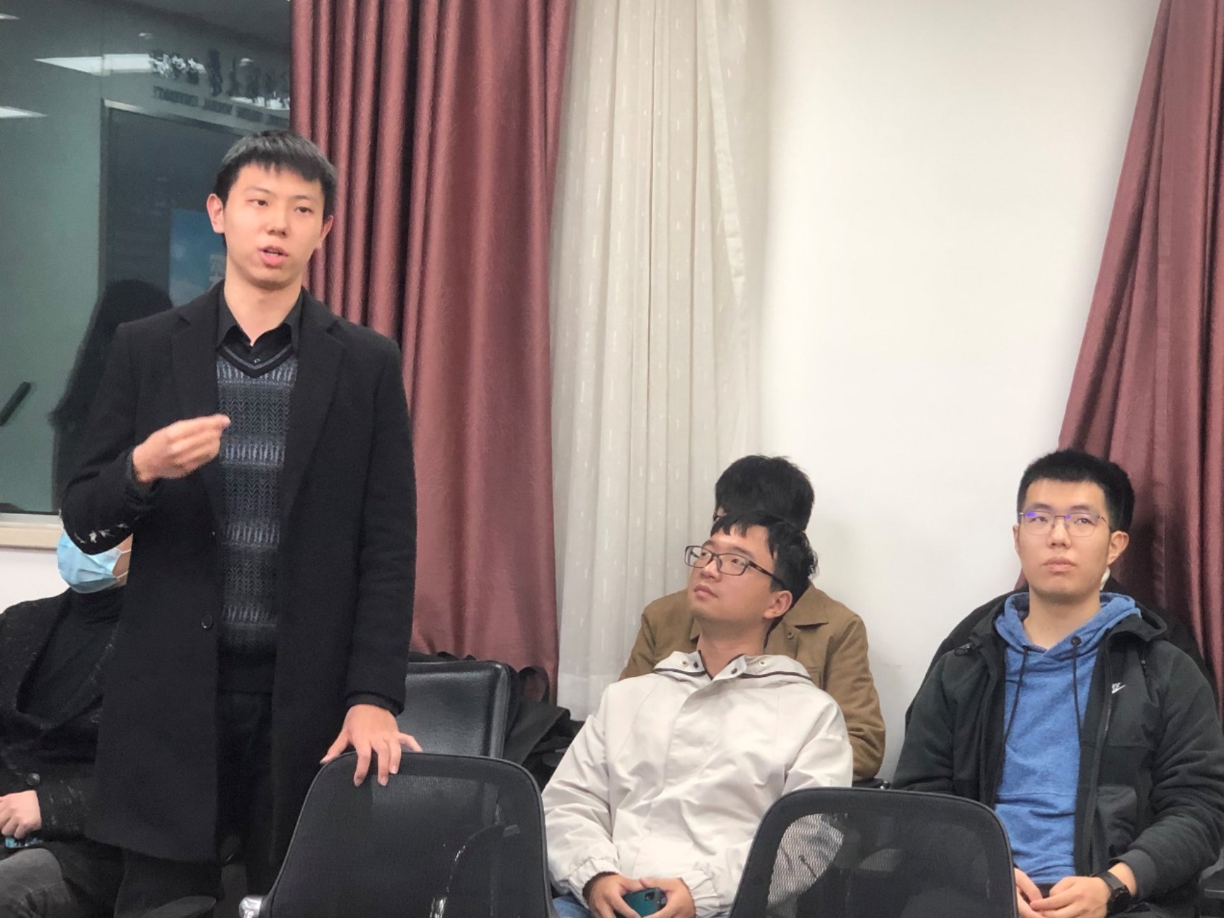 一群穿着黑色衣服的人

描述已自动生成