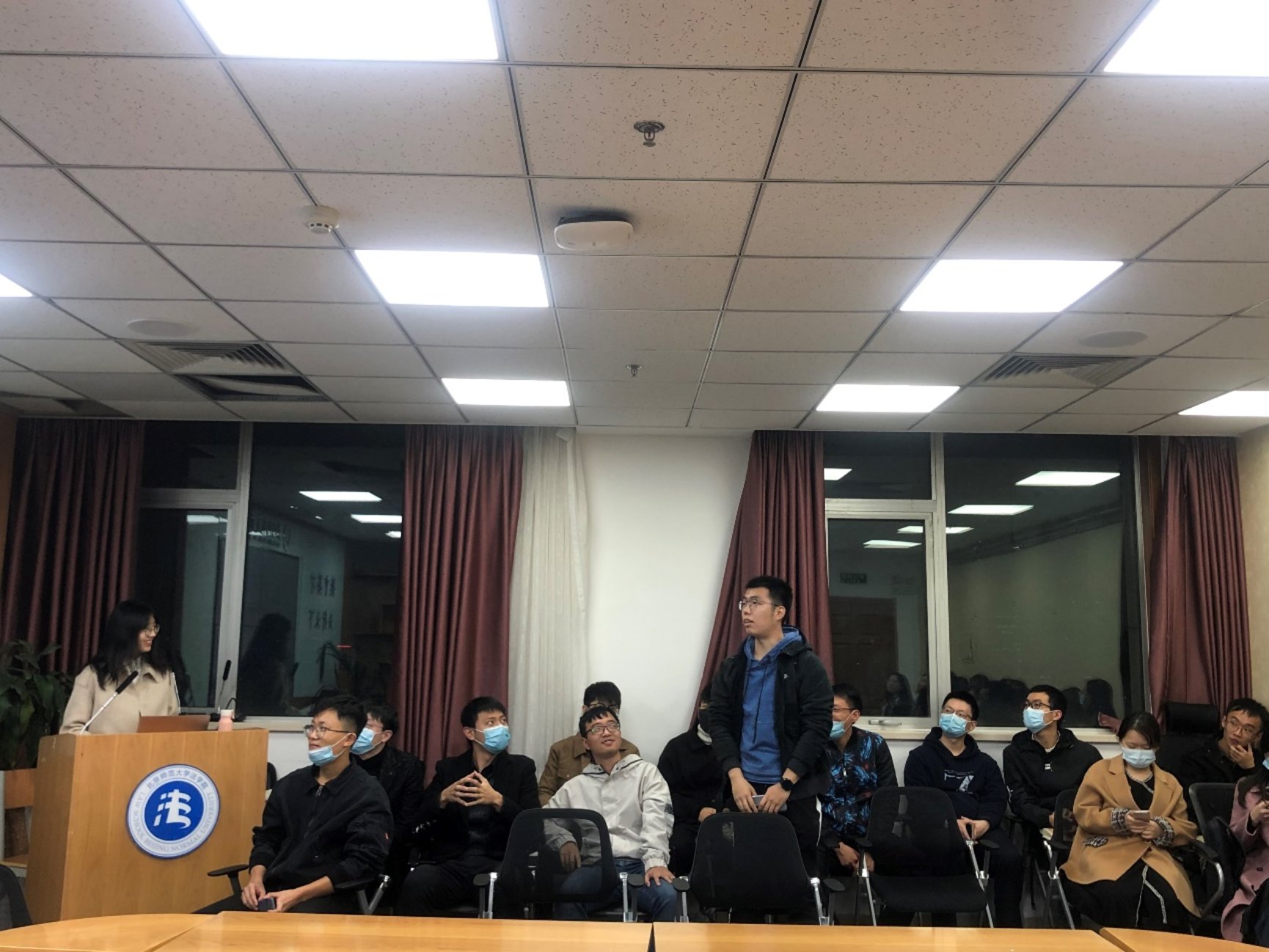 会议室里的人们

描述已自动生成