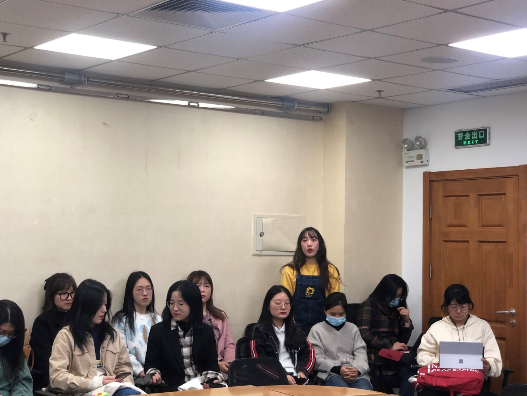 一群人在房间里

描述已自动生成