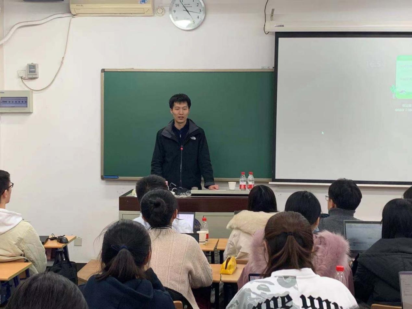 一群人在开会

描述已自动生成