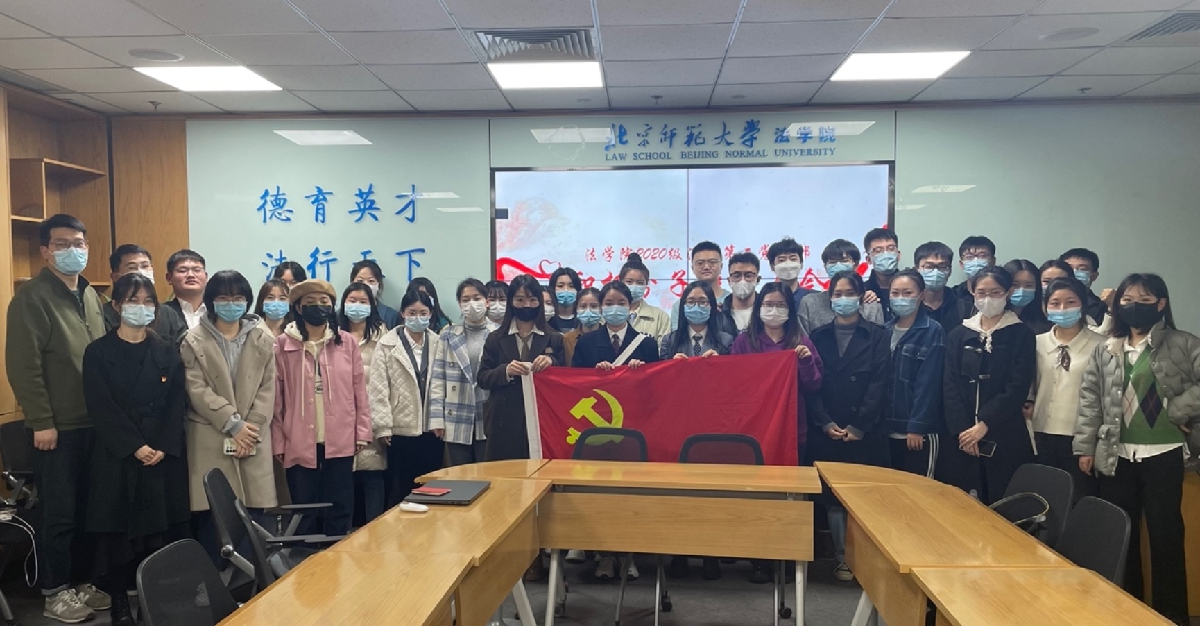 会议室里的人们&#xA;&#xA;描述已自动生成