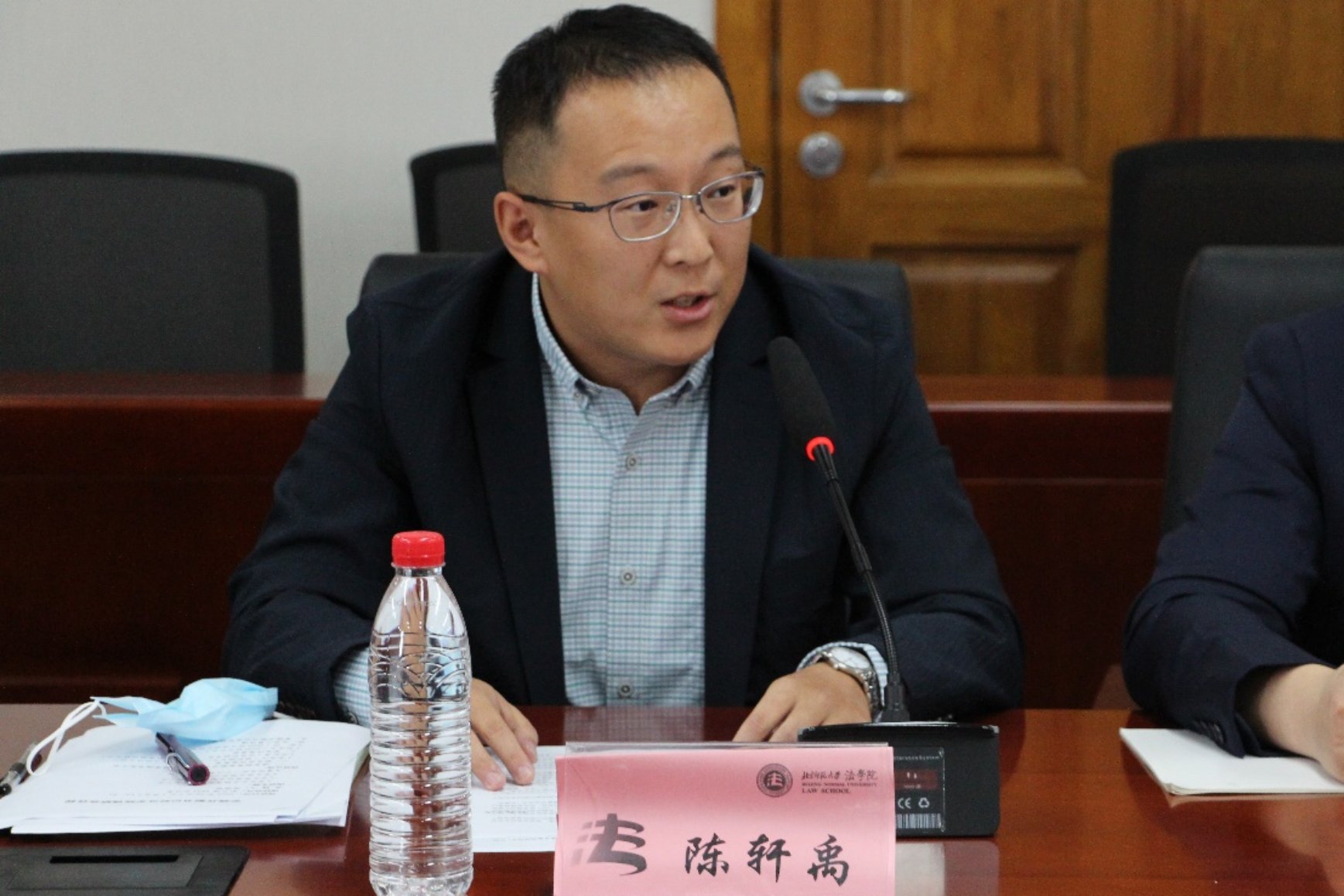 人拿着笔记本电脑的桌子前

描述已自动生成